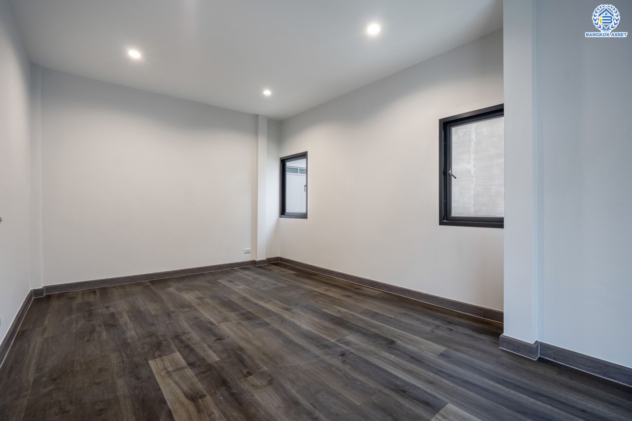 บ้านมือสองตกแต่งใหม่ ม.กฤษดานคร แจ้งวัฒนะ เนื้อที่ 63 ตร.ว. ฟังก์ชันจัดเต็ม 3 ห้องนอน 2 ห้องน้ำ 1 ห้องอเนกประสงค์ จอดรถได้ 2 คัน ดีไซน์ Classic บนทำเลศักยภาพ เชื่อมต่อหลายเส้นทาง ใกล้ทางด่วนแจ้งวัฒนะ, เซ็นทรัลแจ้งวัฒนะ และรถไฟฟ้าสายสีชมพู "สถานีแจ้งวัฒนะ-ปากเกร็ด 28"